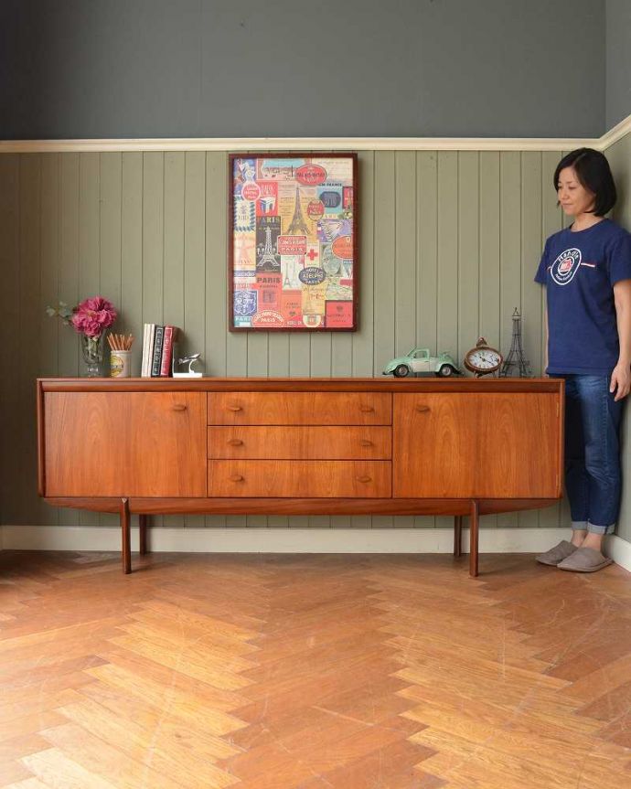 アンティークのキャビネット　アンティーク家具　北欧スタイルの暮らしを彩るインテリア、イギリスのwhite＆newton社のアンティーク サイドボード。人気のヒミツは北欧スタイルのデザインやっぱりスッキリとカッコイイ北欧デザインが人気のサイドボード。(x-1258-f)