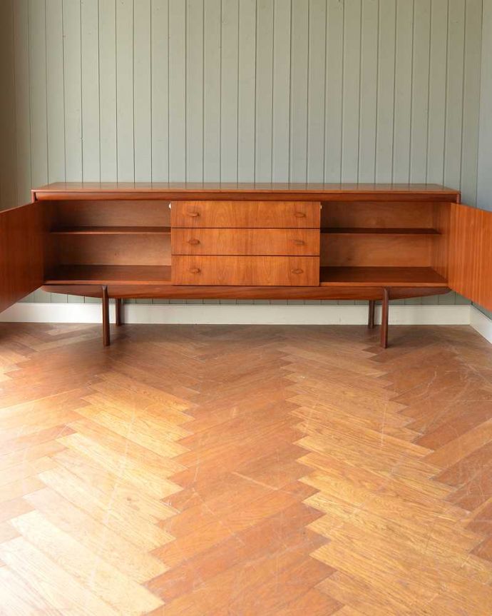 アンティークのキャビネット　アンティーク家具　北欧スタイルの暮らしを彩るインテリア、イギリスのwhite＆newton社のアンティーク サイドボード。扉の奥はたっぷり収納扉を開けると、中にはたっぷりの収納。(x-1258-f)