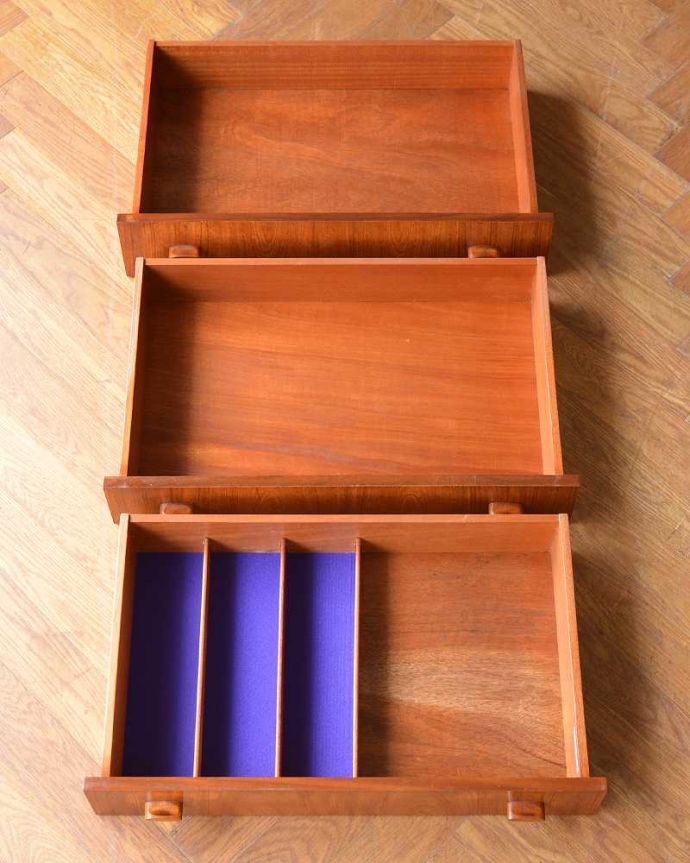 アンティークのキャビネット　アンティーク家具　北欧スタイルの暮らしを彩るインテリア、イギリスのwhite＆newton社のアンティーク サイドボード。キレイにお直ししました引き出しの中も修復の際、専門の職人がキレイにしました。(x-1258-f)