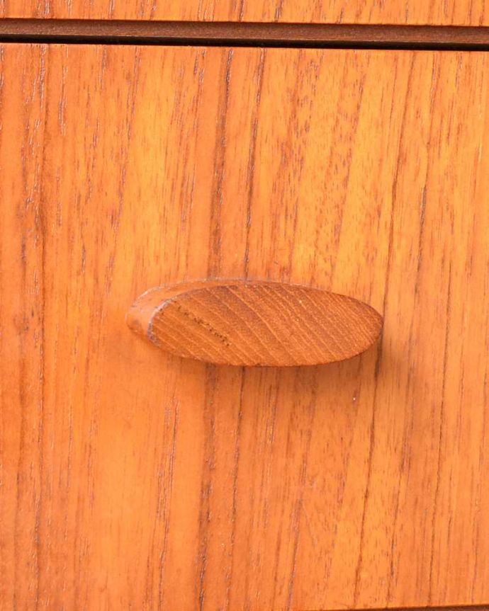 アンティークのキャビネット　アンティーク家具　北欧スタイルの暮らしを彩るインテリア、イギリスのwhite＆newton社のアンティーク サイドボード。デザインの一部になっている取っ手取っ手のデザインもシンプルかつ機能的に。(x-1258-f)