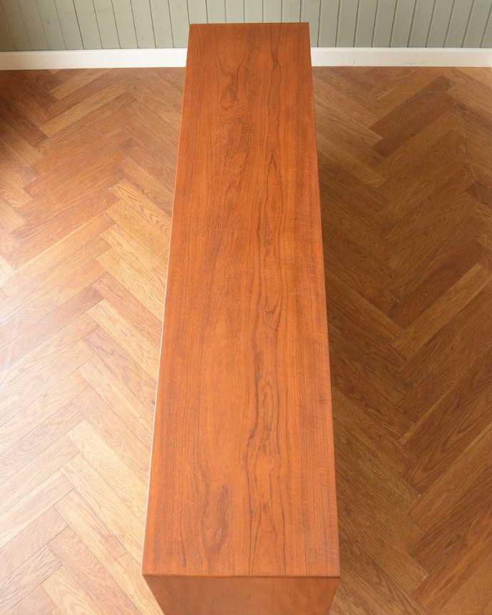 アンティークのキャビネット　アンティーク家具　北欧スタイルの暮らしを彩るインテリア、イギリスのwhite＆newton社のアンティーク サイドボード。天板の塗装もキレイに仕上げましたヴィンテージの家具は修復方法が様々。(x-1258-f)