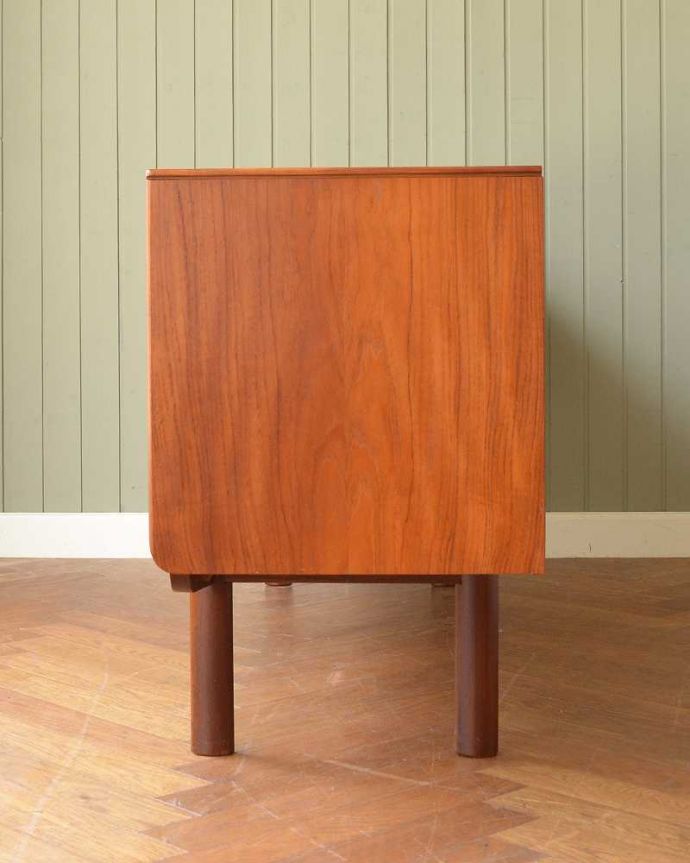 アンティークのキャビネット　アンティーク家具　北欧スタイルの暮らしを彩るインテリア、イギリスのwhite＆newton社のアンティーク サイドボード。横から見てもスッキリどこから見てもスッキリとしてステキなヴィンテージ。(x-1258-f)