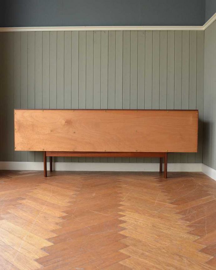 アンティークのキャビネット　アンティーク家具　北欧スタイルの暮らしを彩るインテリア、イギリスのwhite＆newton社のアンティーク サイドボード。もちろん後ろ姿もキレイですビンテージは新品ではないので、もちろん経年変化によるキズはあります。(x-1258-f)