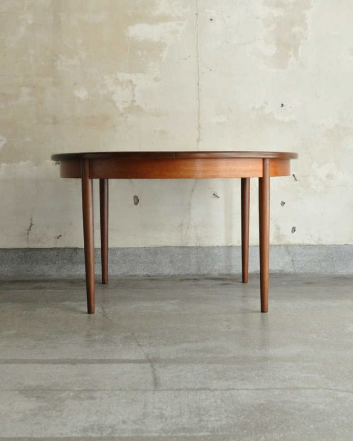 G-PLAN(Gプラン)　アンティーク家具　北欧テイストのヴィンテージ家具、G-plan社フレスコシリーズの伸長式ダイニングテーブル 。横から見た姿は…シンプルなデザインなので、どんなお部屋にも似合っちゃうんです。(x-1259-f)