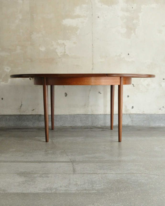 G-PLAN(Gプラン)　アンティーク家具　北欧テイストのヴィンテージ家具、G-plan社フレスコシリーズの伸長式ダイニングテーブル 。天板を広げると･･･もちろん広げたままの状態でもお使い頂けます。(x-1259-f)