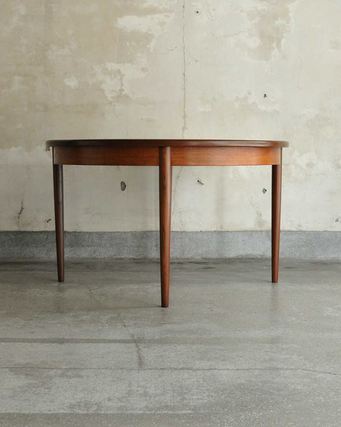 G-PLAN(Gプラン)　アンティーク家具　北欧テイストのヴィンテージ家具、G-plan社フレスコシリーズの伸長式ダイニングテーブル 。こちら側から見ても･･･360度、どこから見てもスッキリとしてキレイです。(x-1259-f)