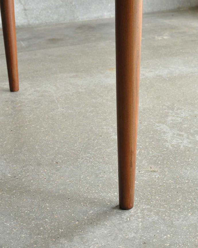 G-PLAN(Gプラン)　アンティーク家具　北欧テイストのヴィンテージ家具、G-plan社フレスコシリーズの伸長式ダイニングテーブル 。持ち上げなくても移動できます！Handleのアンティークは、脚の裏にフェルトキーパーをお付けしていますので、持ち上げなくても床を滑らせて移動させることが出来ます。(x-1259-f)