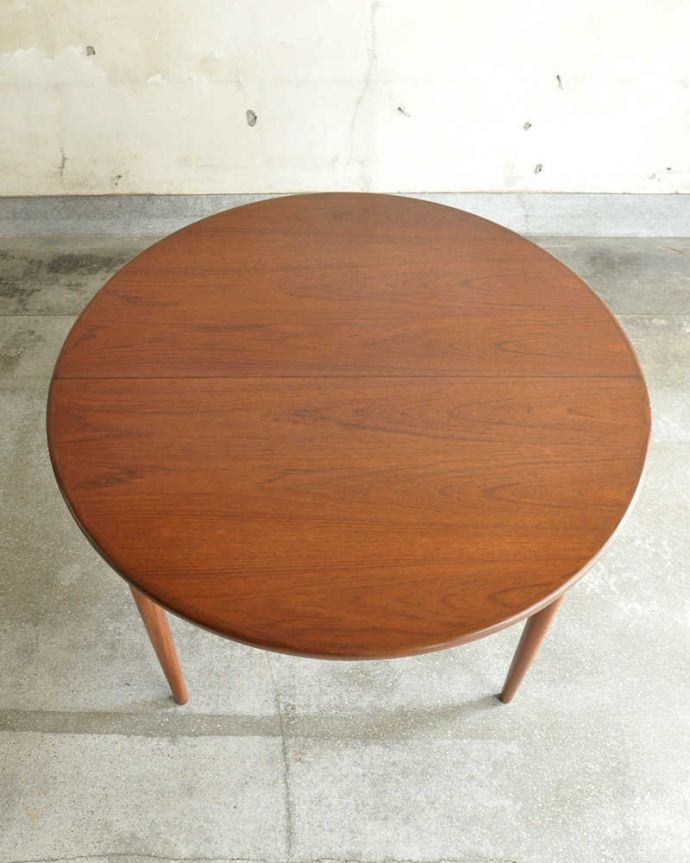 G-PLAN(Gプラン)　アンティーク家具　北欧テイストのヴィンテージ家具、G-plan社フレスコシリーズの伸長式ダイニングテーブル 。上から見るとこんな形天板を足す前はこんな形です。(x-1259-f)