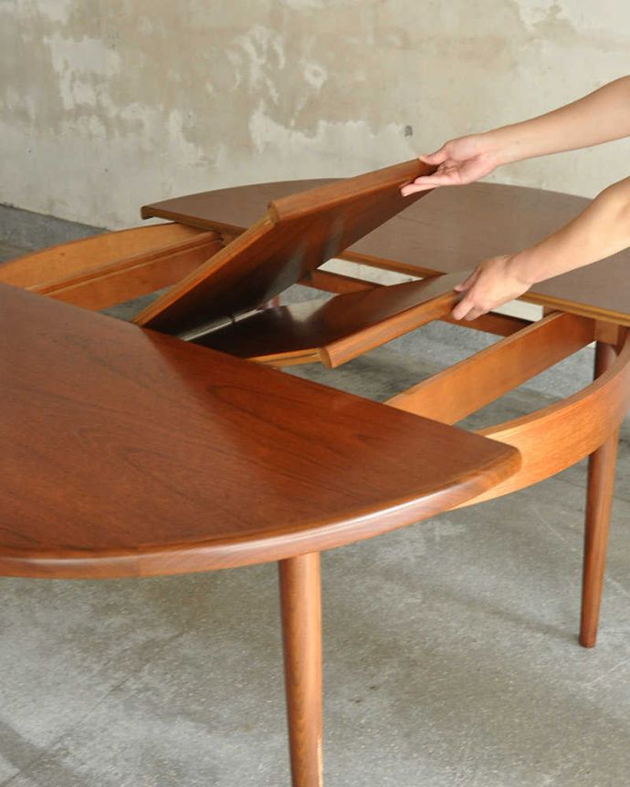 G-PLAN(Gプラン)　アンティーク家具　北欧テイストのヴィンテージ家具、G-plan社フレスコシリーズの伸長式ダイニングテーブル 。あっという間にサイズ変更OK！天板の真ん中から新しい天板が出てきます。(x-1259-f)