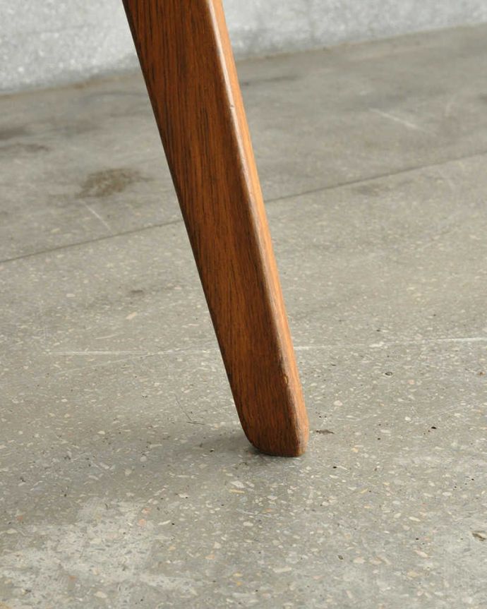 G-PLAN(Gプラン)　アンティーク家具　北欧ヴィンテージ家具、G-planのバタフライテーブル（伸張式ダイニング）。持ち上げなくても移動できます！Handleのアンティークは、脚の裏にフェルトキーパーをお付けしていますので、持ち上げなくても床を滑らせて移動させることが出来ます。(x-1260-f)