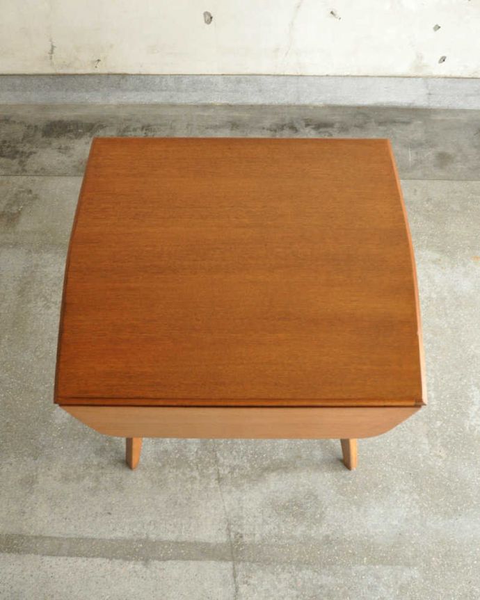 G-PLAN(Gプラン)　アンティーク家具　北欧ヴィンテージ家具、G-planのバタフライテーブル（伸張式ダイニング）。畳むとこんなにスリムなサイズリーフを閉じた状態のテーブルを上から見るとこんな感じ。(x-1260-f)