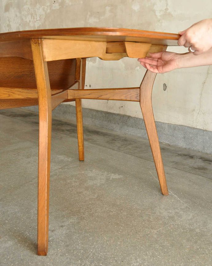 G-PLAN(Gプラン)　アンティーク家具　北欧ヴィンテージ家具、G-planのバタフライテーブル（伸張式ダイニング）。b>あっという間にサイズが変わる！天板を持ち上げて下から支えを引っ張り出すだけで簡単にサイズ変更出来ます。(x-1260-f)