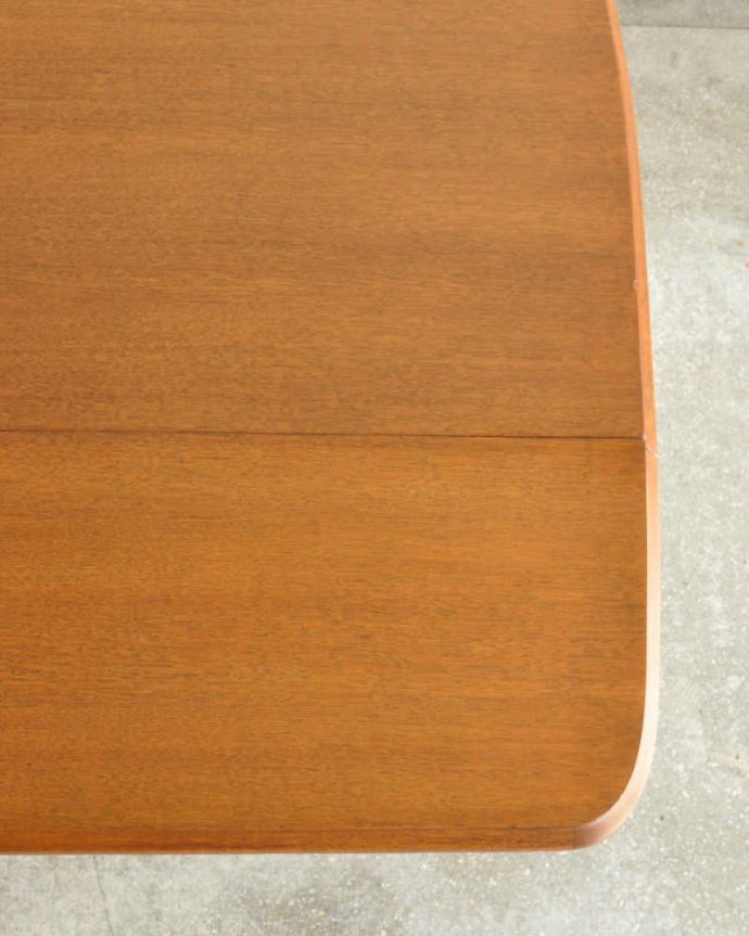 G-PLAN(Gプラン)　アンティーク家具　北欧ヴィンテージ家具、G-planのバタフライテーブル（伸張式ダイニング）。近づいて見てみると･･･手間暇を掛けてアンティーク家具専門の職人が丁寧に修復した天板は、木目も美しいんです。(x-1260-f)