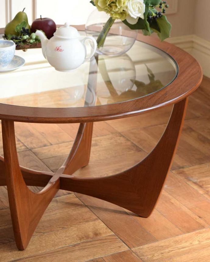 G-PLAN(Gプラン) アンティーク家具 北欧スタイルのビンテージ家具、G-planのセンターテーブル。木×ガラスが作り出すクールな優しさあたたかい木材の上にクールなガラス天板を乗せたシンプルなデザインは、見た目だけじゃなく使い勝手もバツグン。(x-1261-f)