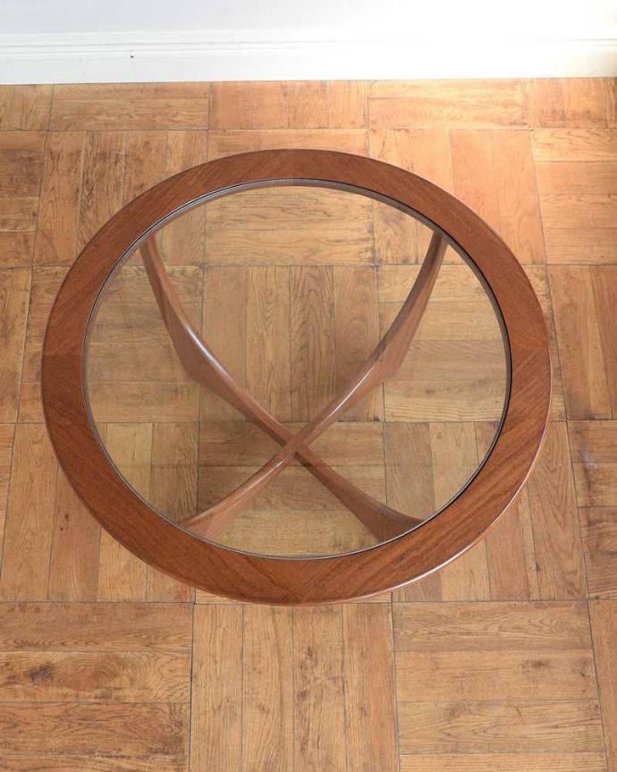 G-PLAN(Gプラン) アンティーク家具 北欧スタイルのビンテージ家具、G-planのセンターテーブル。上から見るとこんな感じやっぱりテーブルは天板が重要。(x-1261-f)