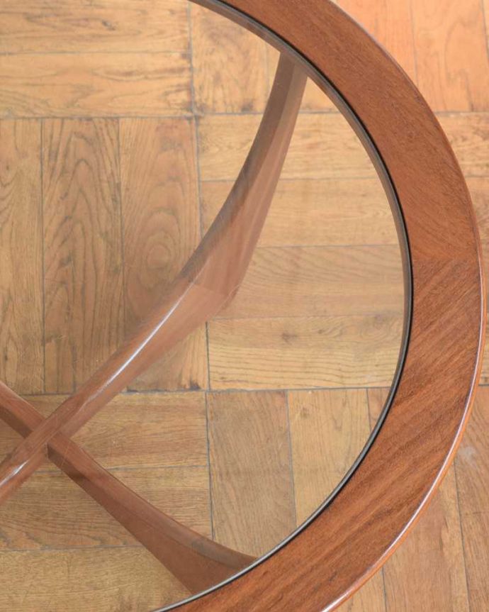 G-PLAN(Gプラン) アンティーク家具 北欧スタイルのビンテージ家具、G-planのセンターテーブル。天板を近くで見てみると・・・こんな感じでとってもキレイです!気になる方には新しいガラス天板に取り替えてお届けします。(x-1261-f)