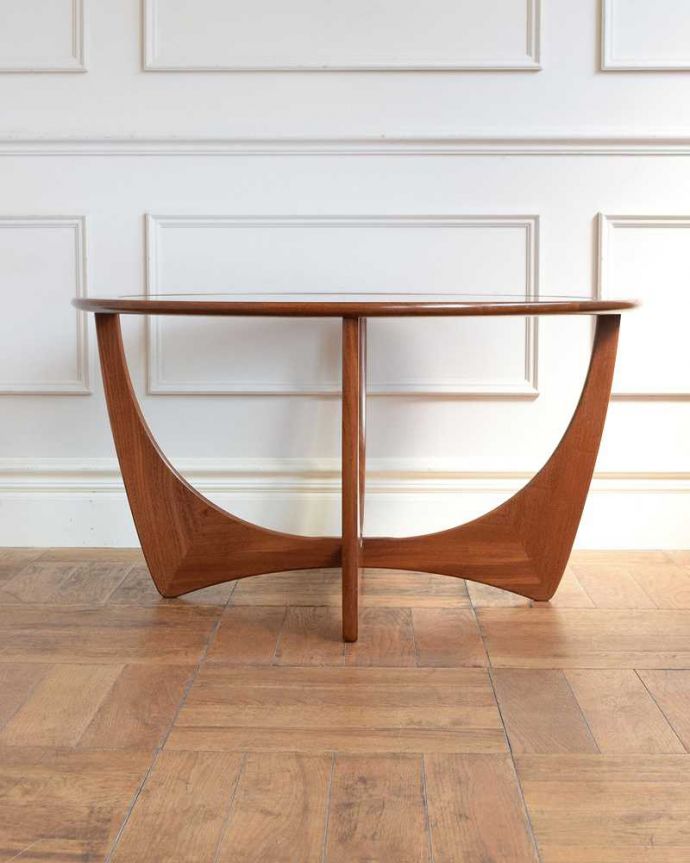 G-PLAN(Gプラン) アンティーク家具 北欧スタイルのビンテージ家具、G-planのセンターテーブル。横から見てもカッコイイ北欧スタイルの家具はデザインがステキだから、横から見た姿も絵になるカッコよさ!。(x-1261-f)