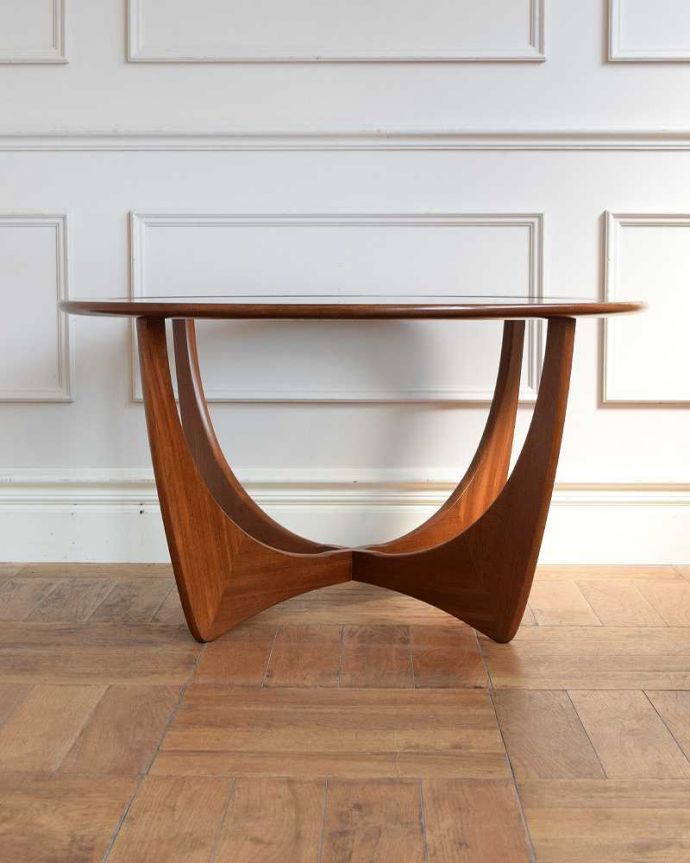 G-PLAN(Gプラン) アンティーク家具 北欧スタイルのビンテージ家具、G-planのセンターテーブル。見る角度によって見え方が違う…ヴィンテージなので、もちろん経年変化によるキズはありますが、専門の職人がしっかり修復しているので安心さが違います。(x-1261-f)