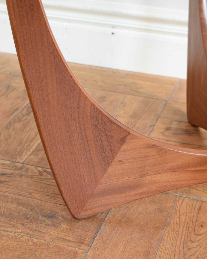 G-PLAN(Gプラン) アンティーク家具 北欧スタイルのビンテージ家具、G-planのセンターテーブル。女性1人でラクラク運べちゃう仕掛けHandleのアンティークは、脚の裏にフェルトキーパーをお付けしています。(x-1261-f)