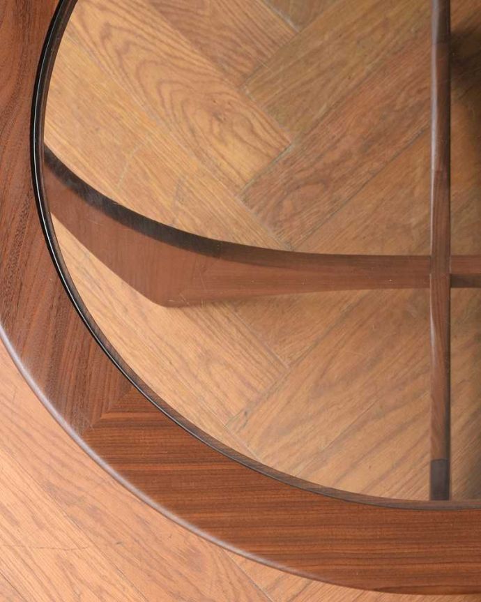 G-PLAN(Gプラン) アンティーク家具 カッコイイG-planのヴィンテージコーヒーテーブル(ガラストップ)。天板を近くで見てみると・・・こんな感じでとってもキレイです!気になる方には新しいガラス天板に取り替えてお届けします。(x-1262-f)