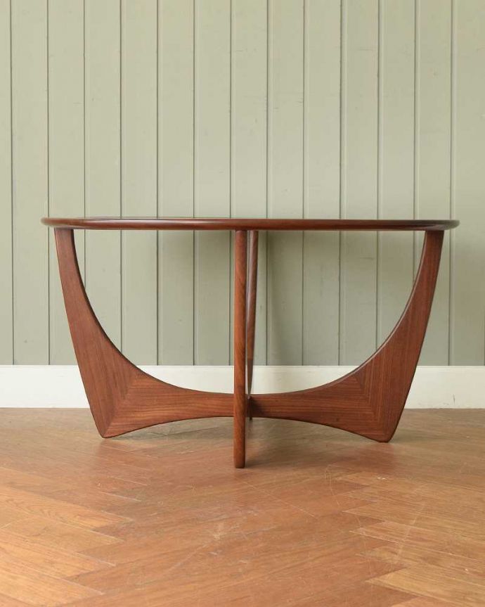 G-PLAN(Gプラン) アンティーク家具 カッコイイG-planのヴィンテージコーヒーテーブル(ガラストップ)。横から見てもカッコイイ北欧スタイルの家具はデザインがステキだから、横から見た姿も絵になるカッコよさ!。(x-1262-f)