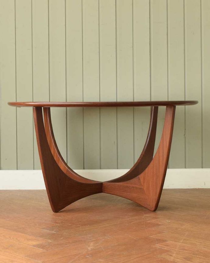 G-PLAN(Gプラン) アンティーク家具 カッコイイG-planのヴィンテージコーヒーテーブル(ガラストップ)。見る角度によって見え方が違う…ヴィンテージなので、もちろん経年変化によるキズはありますが、専門の職人がしっかり修復しているので安心さが違います。(x-1262-f)