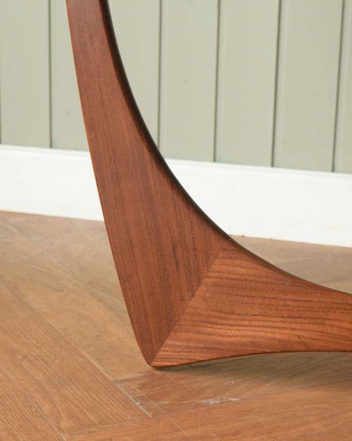 G-PLAN(Gプラン) アンティーク家具 カッコイイG-planのヴィンテージコーヒーテーブル(ガラストップ)。女性1人でラクラク運べちゃう仕掛けHandleのアンティークは、脚の裏にフェルトキーパーをお付けしています。(x-1262-f)