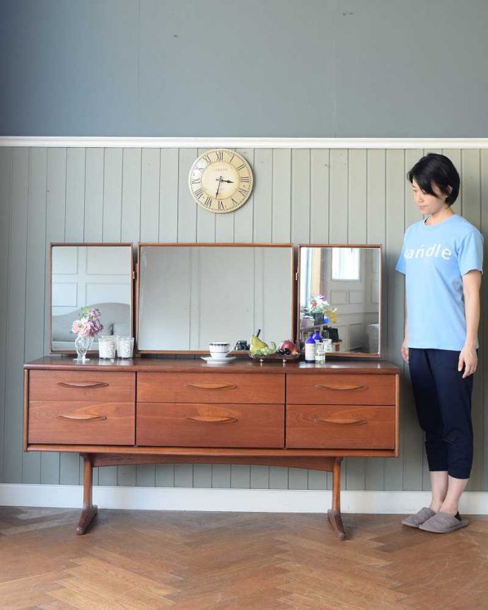 アンティークのドレッサー アンティーク家具 Austin Suite社のビンテージ家具、三面鏡ドレッサー(ドレッシングチェスト)。クールに決まる北欧スタイルのドレッサースッキリとシンプルな北欧スタイルのドレッシングチェストは、どんなお部屋にもカッコよく似合います(モデルの身長は159cmです)。(x-1263-f)