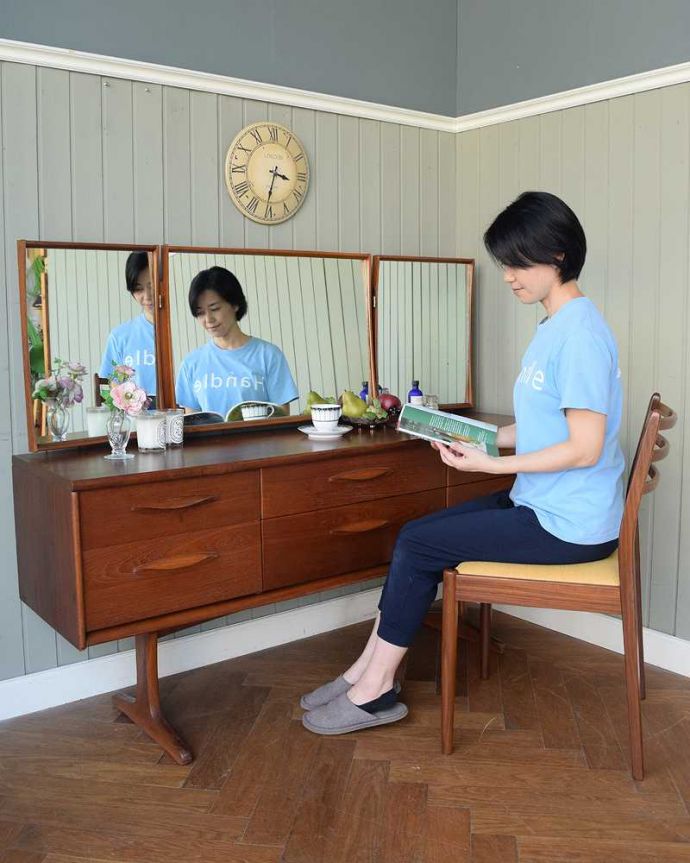 アンティークのドレッサー アンティーク家具 Austin Suite社のビンテージ家具、三面鏡ドレッサー(ドレッシングチェスト)。自分だけの時間がカッコよく過ごせるカッコよさたっぷり収納できるチェストの上にミラーが乗っている感じのこのスタイルにしてはめずらしいデザインなので、カッコよさだけじゃなく実用的に使える実力派。(x-1263-f)