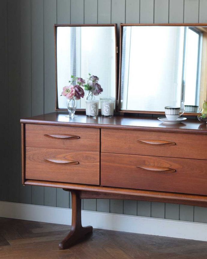 アンティークのドレッサー アンティーク家具 Austin Suite社のビンテージ家具、三面鏡ドレッサー(ドレッシングチェスト)。ヴィンテージ家具らしいカッコよさやっぱり一番の魅力は、この時代に作られた独特の雰囲気。(x-1263-f)