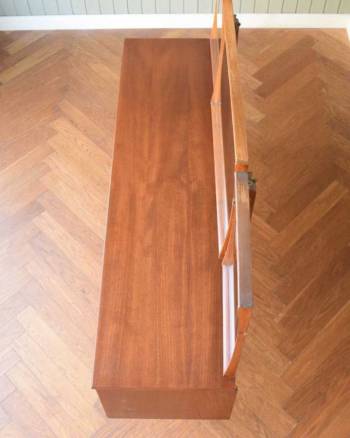 アンティークのドレッサー アンティーク家具 Austin Suite社のビンテージ家具、三面鏡ドレッサー(ドレッシングチェスト)。デスクとしても使える広々天板広々とした天板の上はデスクとしても使えるように塗装もキレイに修復しました。(x-1263-f)