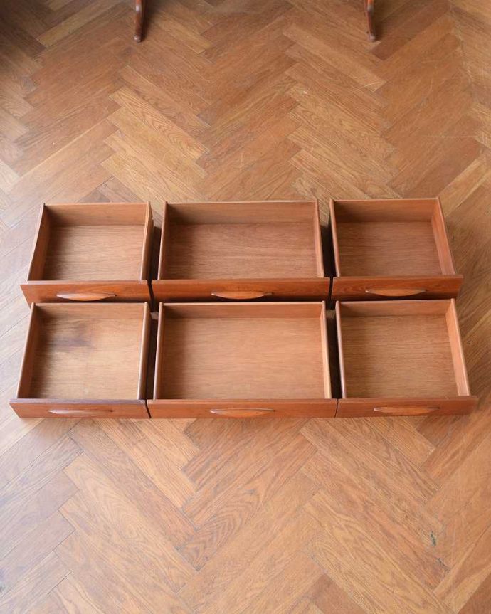 アンティークのドレッサー アンティーク家具 Austin Suite社のビンテージ家具、三面鏡ドレッサー(ドレッシングチェスト)。引き出しの中もキレイに修復しました細々としたものを安心して収納していただけるよう引き出しの中もキレイにお直ししてあります。(x-1263-f)