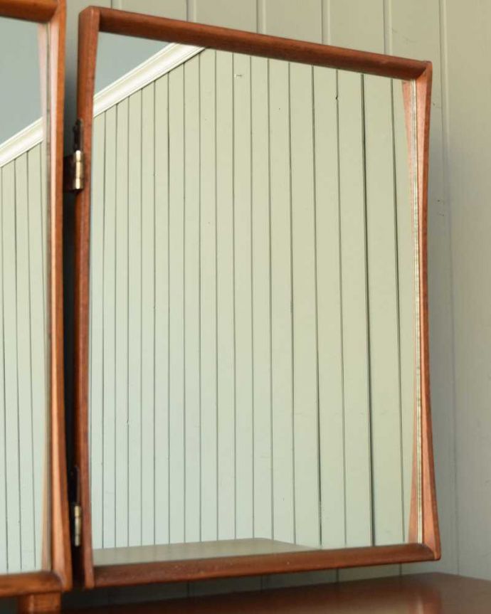 アンティークのドレッサー アンティーク家具 Austin Suite社のビンテージ家具、三面鏡ドレッサー(ドレッシングチェスト)。近くで見ると・・・鏡がキレイな状態のものを選んできました。(x-1263-f)