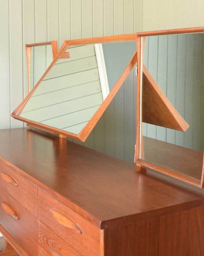 アンティークのドレッサー アンティーク家具 Austin Suite社のビンテージ家具、三面鏡ドレッサー(ドレッシングチェスト)。お部屋を広く見せてくれる大きなミラー大きなミラーは身だしなみを整えるのはもちろん、お部屋を広く見せてくれる効果もあります。(x-1263-f)