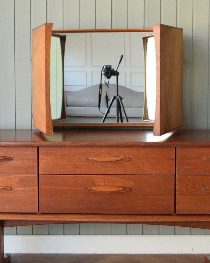 アンティークのドレッサー アンティーク家具 Austin Suite社のビンテージ家具、三面鏡ドレッサー(ドレッシングチェスト)。女子が喜ぶ三面鏡!大きく、美しいカッティングのミラーです。(x-1263-f)