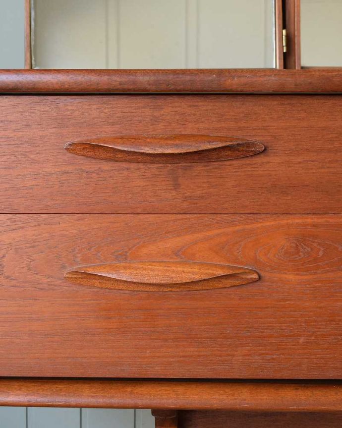 アンティークのドレッサー アンティーク家具 Austin Suite社のビンテージ家具、三面鏡ドレッサー(ドレッシングチェスト)。取っ手もデザインの一部デザインの一部になっているカッコいい取っ手。(x-1263-f)