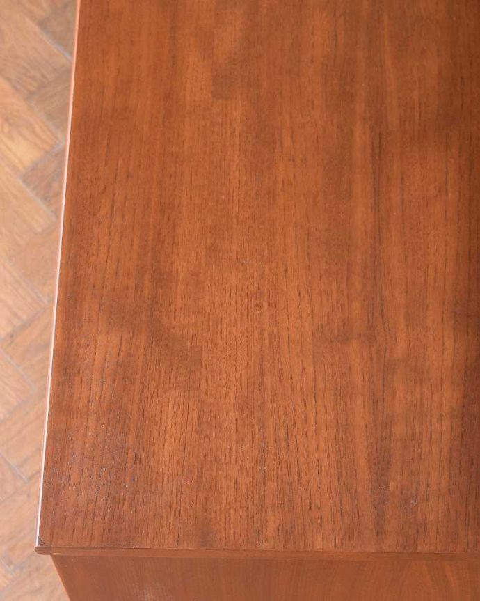 アンティークのドレッサー アンティーク家具 Austin Suite社のビンテージ家具、三面鏡ドレッサー(ドレッシングチェスト)。天板の塗装もキレイに仕上げましたヴィンテージの家具は新品ではないのでキズや汚れはありますが、デスクとしても使えるように天板もしっかりキレイに修復しました。(x-1263-f)