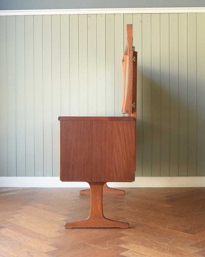 アンティークのドレッサー アンティーク家具 Austin Suite社のビンテージ家具、三面鏡ドレッサー(ドレッシングチェスト)。横から見てもカッコいい北欧スタイルの家具は横から見てもクール。(x-1263-f)