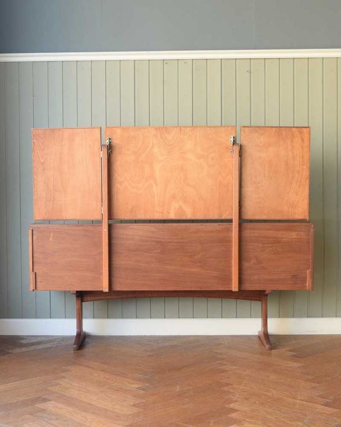 アンティークのドレッサー アンティーク家具 Austin Suite社のビンテージ家具、三面鏡ドレッサー(ドレッシングチェスト)。後ろ姿もキレイです。(x-1263-f)