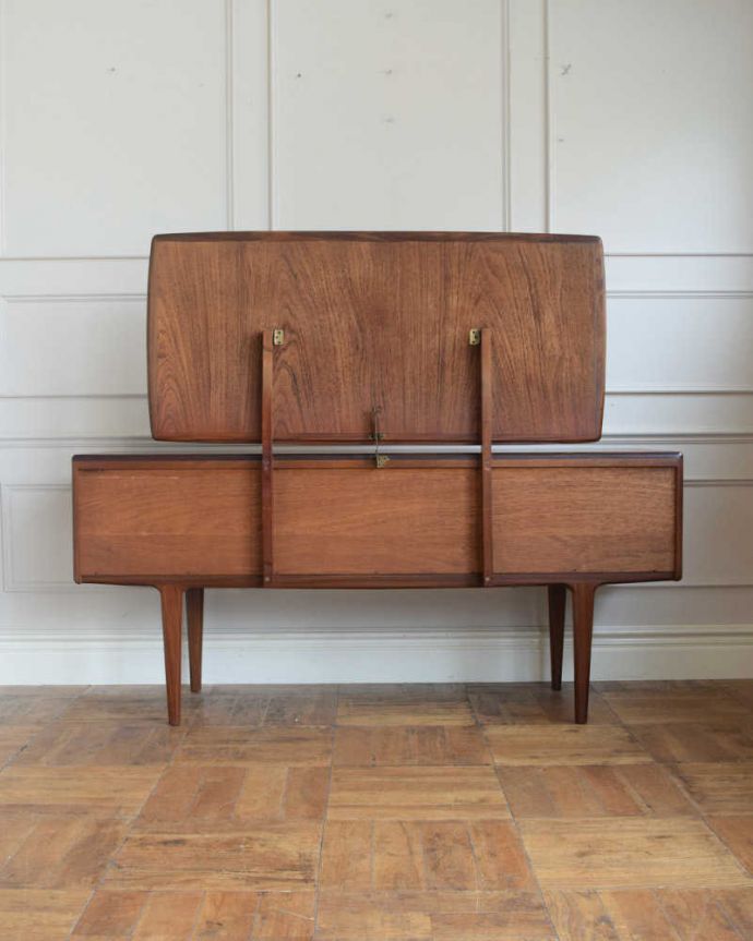 北欧スタイルの家具の後ろ姿