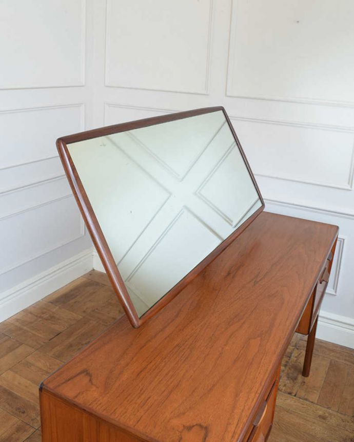 ヴィンテージドレッサーのミラー