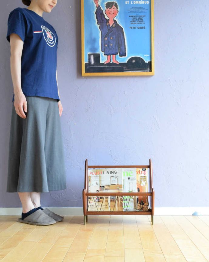 マガジンラック　アンティーク家具　イギリスで見つけたヴィンテージ家具、北欧スタイルのお洒落なマガジンラック。使いやすさNo.1！みんなが使える便利なアンティークどこのお家でも使っているマガジンラックも、アンティークだとデザインが素敵だから散らかっている雑誌もオシャレに収納出来ちゃうんです。(x-1266-f)