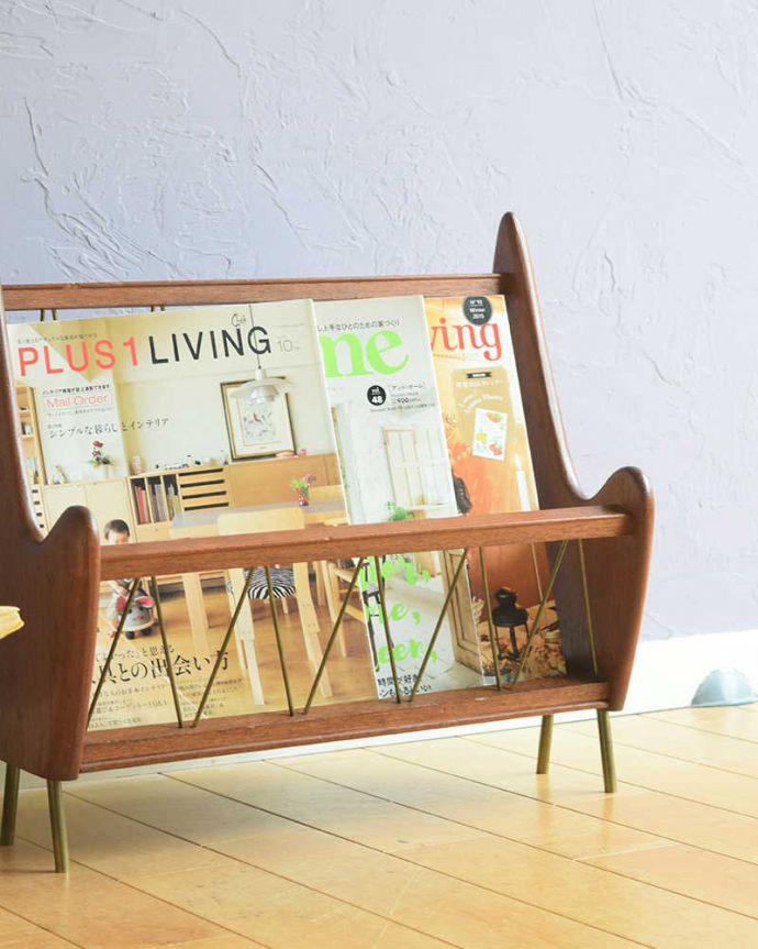 マガジンラック　アンティーク家具　イギリスで見つけたヴィンテージ家具、北欧スタイルのお洒落なマガジンラック。ちょっと置いておきたい…をキレイに収納新聞や雑誌など、ついついテーブルの上に置いてしまって雑多に見えるものが、コレさえあればキレイに収納出来てお部屋もスッキリ見えるんです。(x-1266-f)