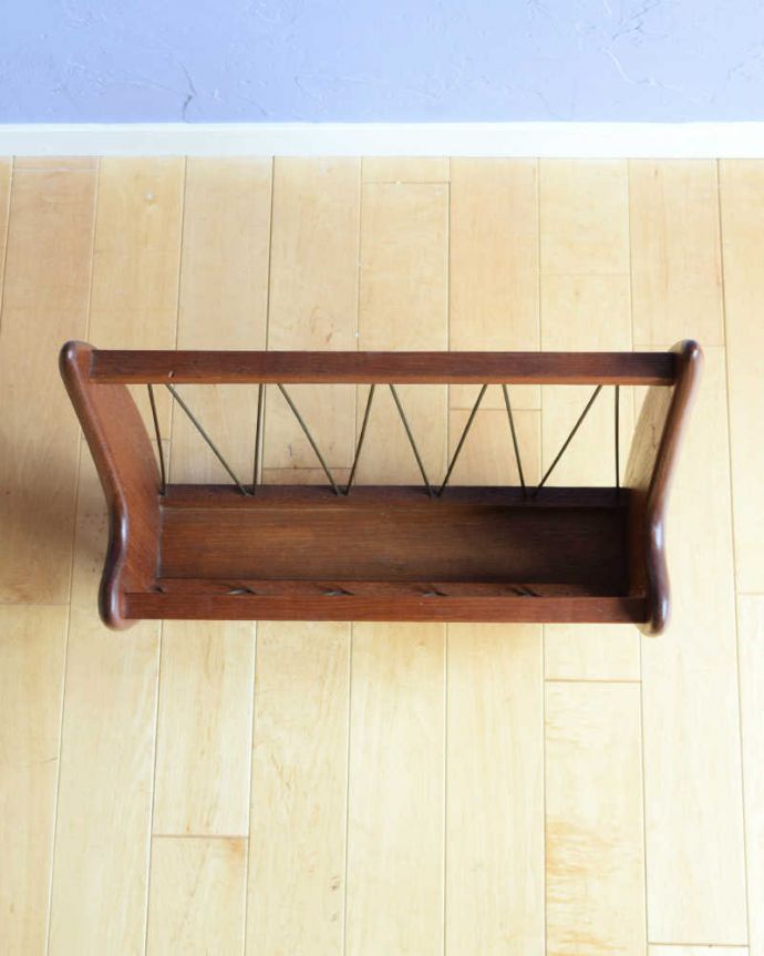 マガジンラック　アンティーク家具　イギリスで見つけたヴィンテージ家具、北欧スタイルのお洒落なマガジンラック。雑誌を入れる部分もキレイに修復しましたアンティークは新品ではないので経年変化によるキズはありますが、専門の職人がキレイにお直ししました。(x-1266-f)