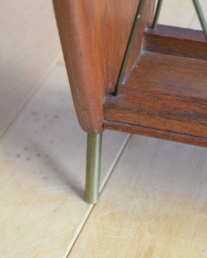 マガジンラック　アンティーク家具　イギリスで見つけたヴィンテージ家具、北欧スタイルのお洒落なマガジンラック。持ち上げなくても移動ラクラクHandleのアンティーク家具の足の裏にはフェルトキーパーをお付けしています。(x-1266-f)