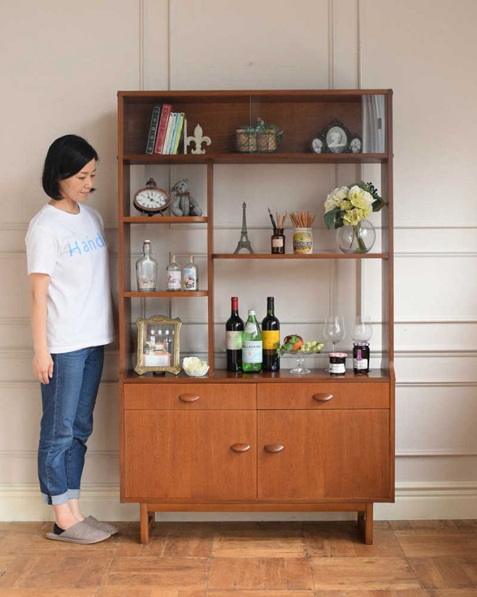 アンティークのキャビネット アンティーク家具 Stonehill社のヴィンテージ家具、ガラス戸付きのキャビネット(ディバイダー) 。お部屋の真ん中で使えちゃうヴィンテージの家具ディバインダーとは、もともと本棚や間仕切りのこと。(x-1267-f)