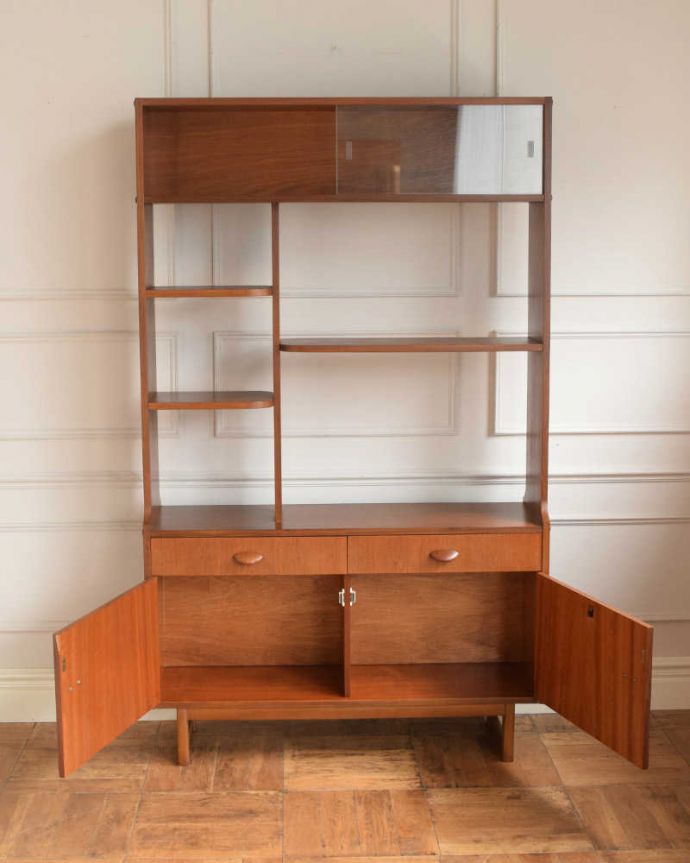 アンティークのキャビネット アンティーク家具 Stonehill社のヴィンテージ家具、ガラス戸付きのキャビネット(ディバイダー) 。扉の中を開けみると・・・閉じれば見えない扉の中も、もちろん専門の職人がキレイに修復しました。(x-1267-f)