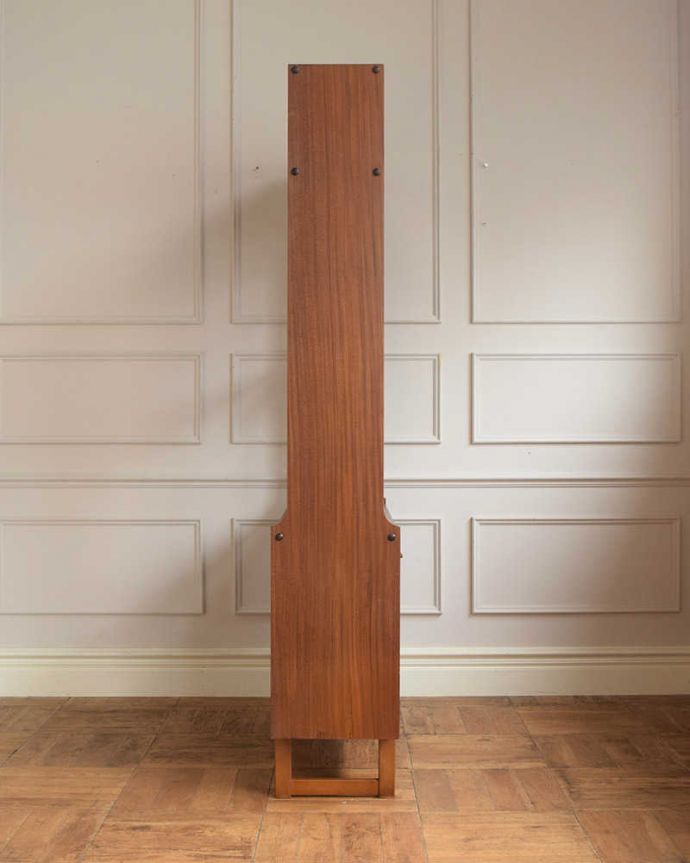 アンティークのキャビネット アンティーク家具 Stonehill社のヴィンテージ家具、ガラス戸付きのキャビネット(ディバイダー) 。横から見ても素敵なんですもちろん、横から見てもキレイに仕上がっているので、いろんな場所に置いて使って下さい。(x-1267-f)