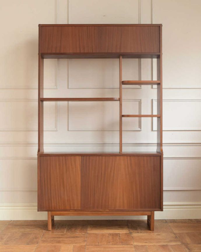 アンティークのキャビネット アンティーク家具 Stonehill社のヴィンテージ家具、ガラス戸付きのキャビネット(ディバイダー) 。もちろん後ろ姿も自信アリアンティークは新品ではないので、経年変化によるキズはありますが、専門の職人がキレイにお直しをしているので、後ろ姿にも自信があります。(x-1267-f)