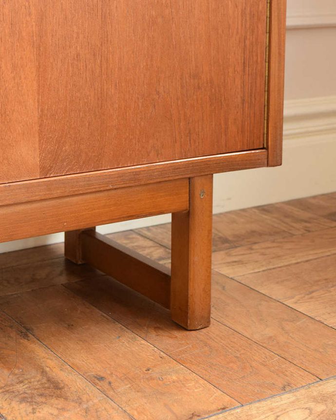 アンティークのキャビネット アンティーク家具 Stonehill社のヴィンテージ家具、ガラス戸付きのキャビネット(ディバイダー) 。女性1人でラクラク運べちゃうんですHandleのアンティークは、脚の裏にフェルトキーパーをお付けしています。(x-1267-f)